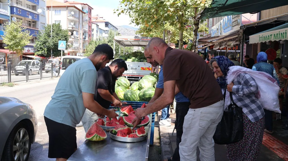 Beşiktaş Taraftarından Karpuz İkramı