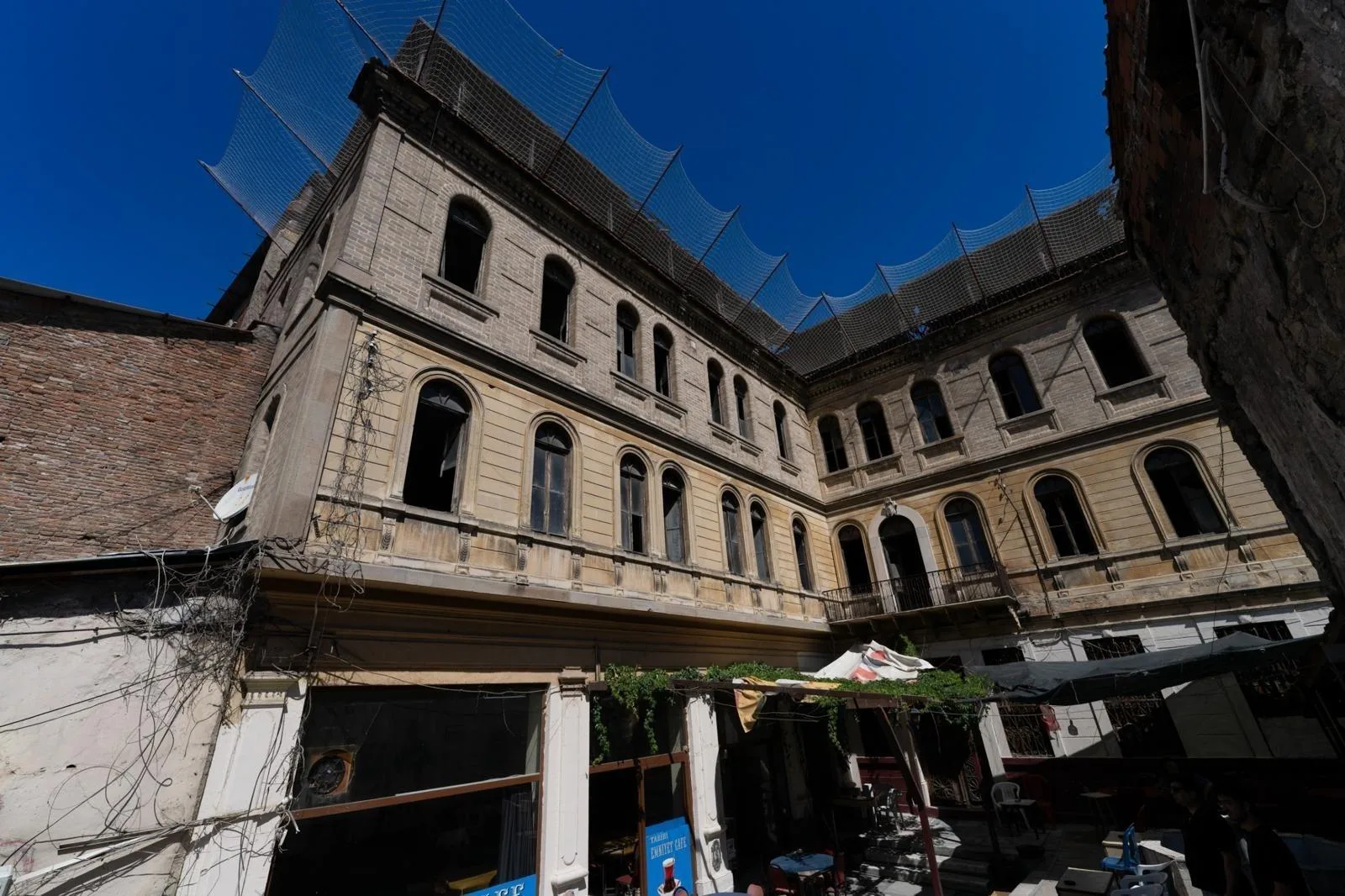 İzmir'in unutulan simgesi yeniden doğuyor! 100 yılı aşkın tarihiyle Cihan Palas için yeni adım