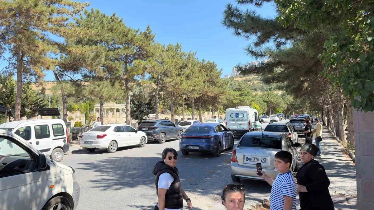 Oyuncu Serhat Kılıç, Ankara'da gözyaşlarıyla son yolculuğuna uğurlandı