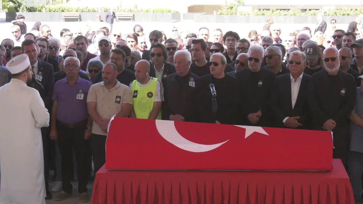 Oyuncu Serhat Mustafa Kılıç son yolculuğuna Karşıyaka Mezarlığı'nda uğurlandı