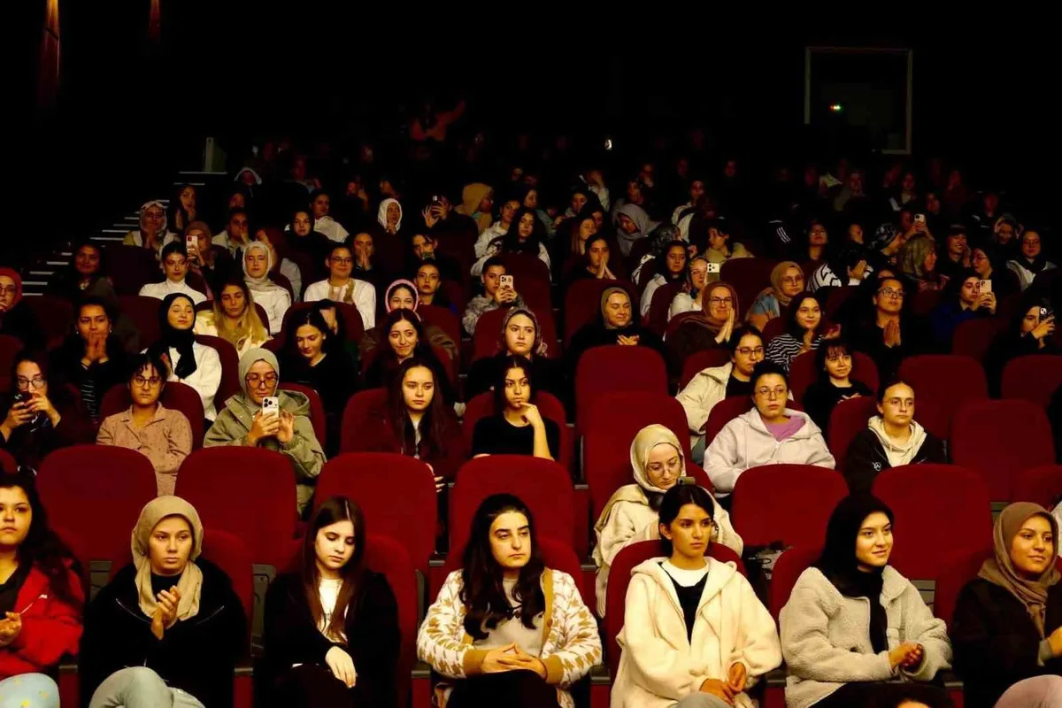 Halk Şairi Neşet İçöz, Bilecik'te Neşet Ertaş anma programında türküleri seslendirdi