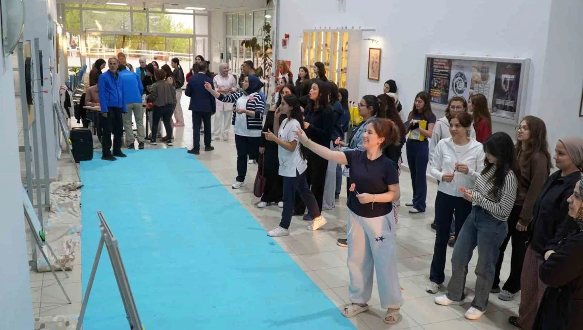 Manisa'da yurtlarda kalan gençler dart turnuvası ve ebru etkinliğine katıldı