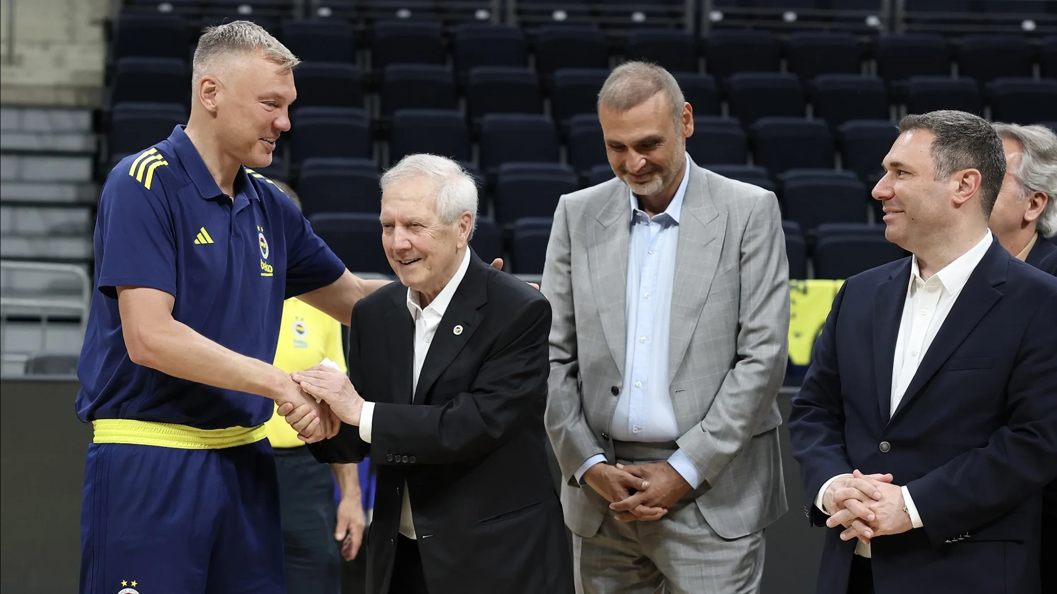 Aziz Yıldırım'dan maç öncesi basketbol takımına ziyaret